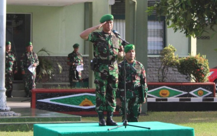 Dandim 1310/Bitung saat memimpin upacara Senin