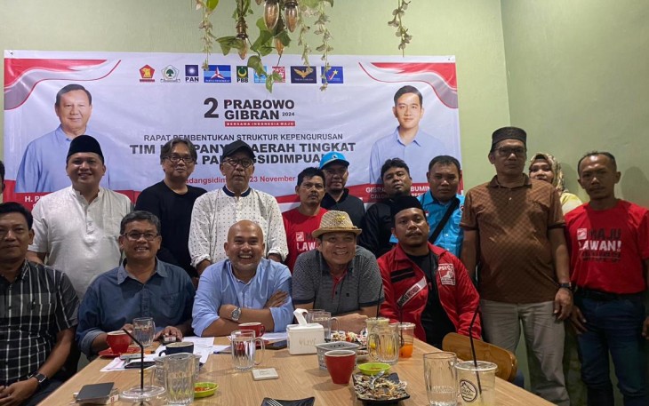 Rusydi Nasution bersama seluruh Partai Koalisi photo bersama usai digelarnya rapat pembentukan struktur kepengurusan tim kampanye daerah tingkat Kota Padangsidimpuan di D’Raz Cafe,  di Jalan Kenangan, Kota Padangsidimpuan, Kamis (23/11/2023)