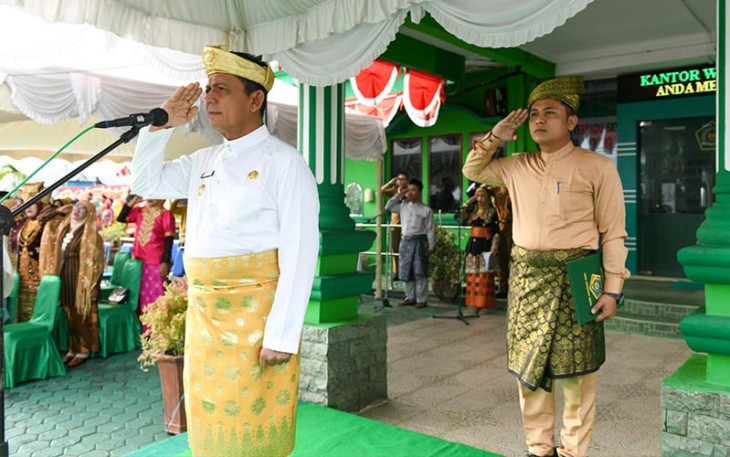 Gubernur Kepulauan Riau H. Ansar Ahmad saat bertindak sebagai inspektur upacara peringatan Hari Amal Bhakti Kementerian Agama RI Ke-77 di Kantor Kanwil Kemenag Kepri di Senggarang, Tanjungpinang, Selasa (03/01). 