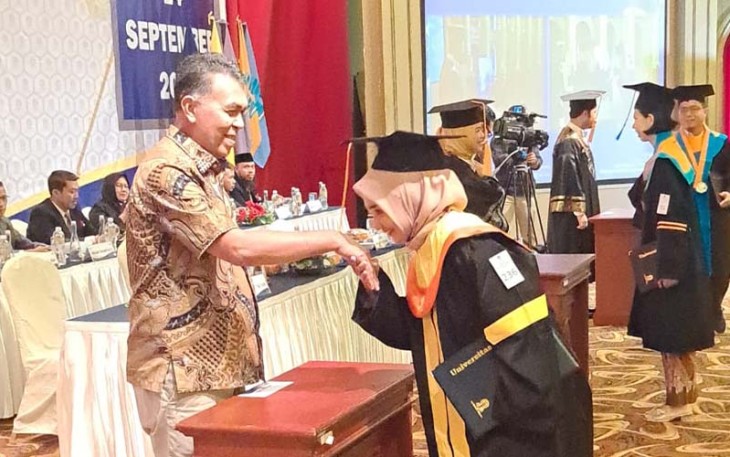 Bupati Natuna saat Menjadi Tamu Kehormatan Wisuda Mahasiswa UT di Kota Batam 
