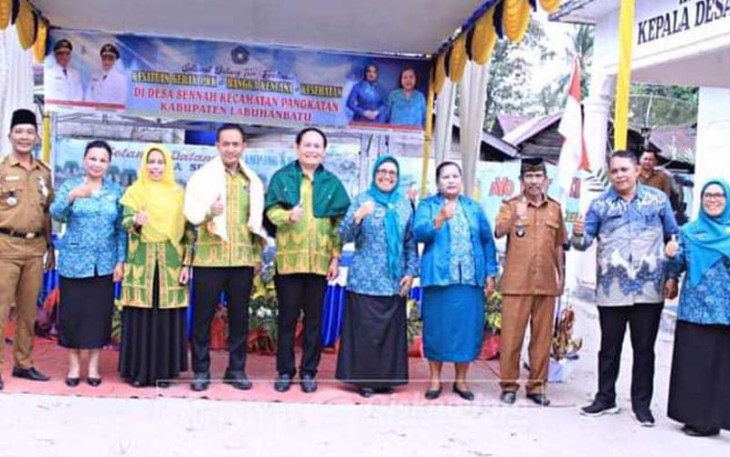 Camat Pangkatan Datar Sirait, SH bersama Ketua Bidang Satu TP PKK Kabupaten Labuhanbatu Ny. Ir. Diah Aulidan Yusuf Siagian, MMA., Beserta Rombongan menyambut kedatangan Tim Evaluasi Desa/Kelurahan pelaksana kesatuan gerak PKK bangga kencana Provinsi Sumatera Utara di Kantor Desa Sennah, Kecamatan Pangakatan Selasa (11/04/2023).