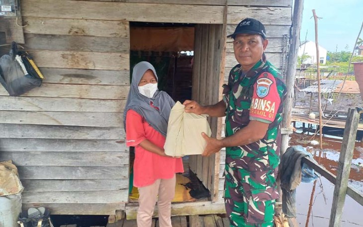 Babinsa Kodim Palangka Raya saat Salurkan Bansos Kepada Warga yang Kurang Mampu 