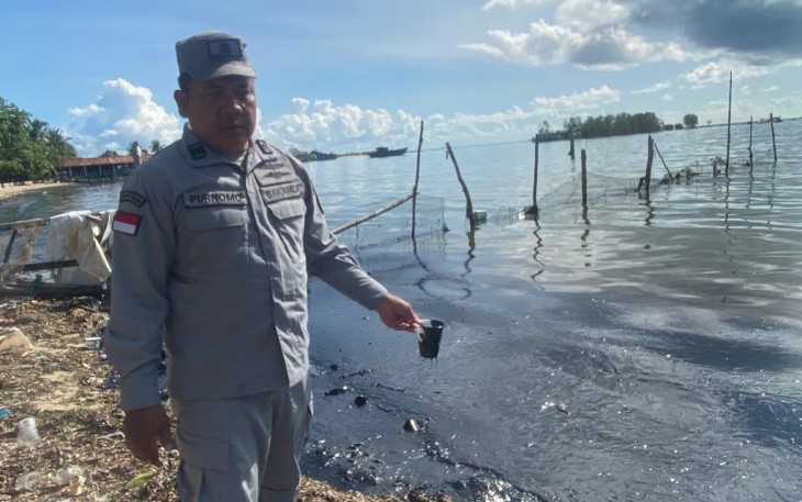 Bakamla RI Beserta Tim Gabungan saat Atasi Tumpahan Minyak di Pantai Melayu Batam