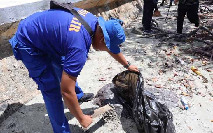 SatPolairud Polres Bintan saat Lakukan Pembersihan Tumpahan Minyak Hitam di sepanjang garis Pantai