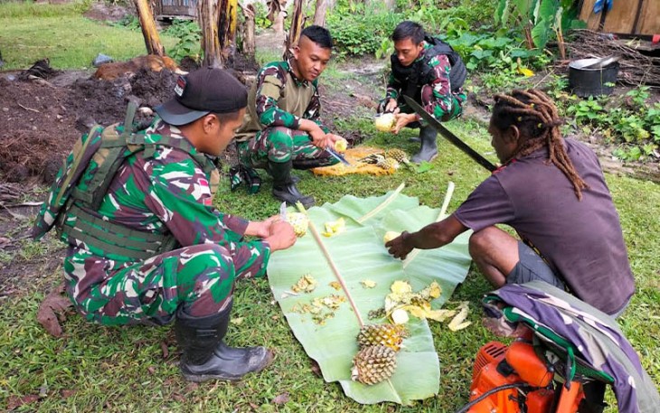 Satgas Yonif Raider 200/BN saat dengan Masyarakat Elelim
