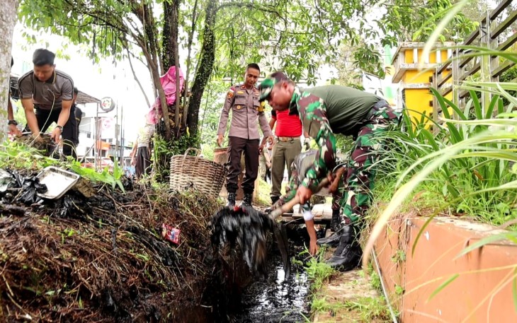 Danrem 121/ABW Tinjau Pelaksanaan Karya Bakti TNI Dengan Masyarakat 