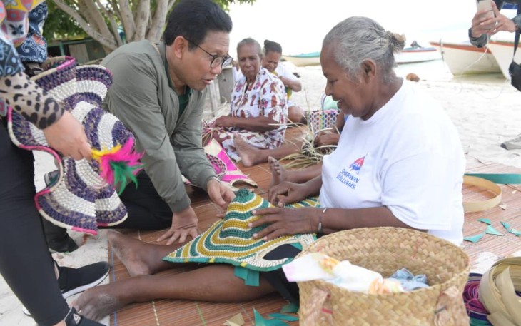 Menteri Desa, PDT, dan Transmigrasi Abdul Halim Iskandar didampingi Penasihat Dharma Wanita Persatuan Kemendes PDTT Lilik Umi Nashriyah, Dirjen Pengembangan Ekonomi dan Investasi Desa Harlina Sulistyorini, Kepala Biro Humas Kemendes PDTT Erlin Chaerlinatun berdialog dengan perangkat dan pengurus BUMDes Kampung Arborek, Raja Ampat, Papua Barat Daya, Selasa (14/11/2023). Gus Halim juga menyerahkan Bantuan Lansung Tunai (BLT) Dana Desa untuk warga setempat.  Foto: Wening/Kemendes PDTT