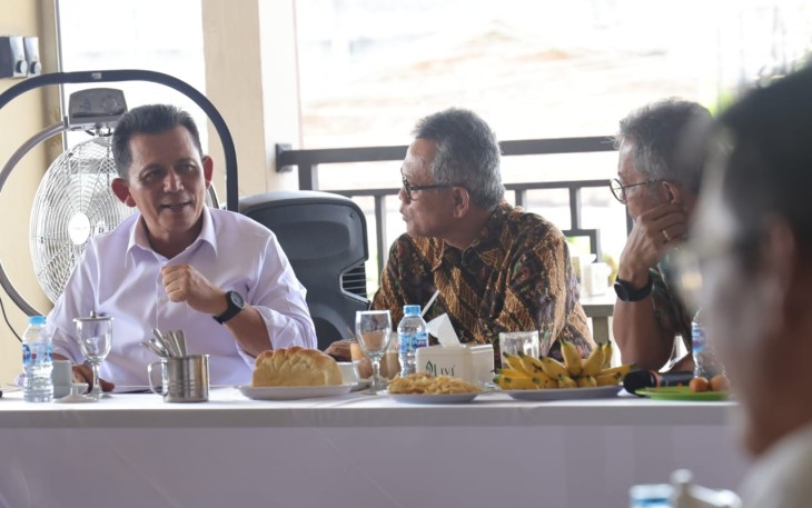 Gubernur Ansar Ahmad saat Silaturahmi dengan Tim Compact Development Team (CDT) dan Tim MCC di Kedai Kopi Batu 10, Tanjungpinang pada Senin (24/07). 