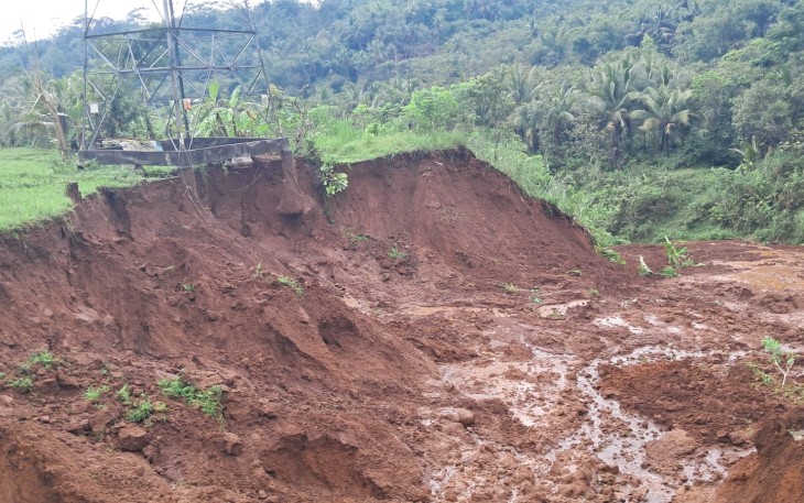 Tim Gabungan Berjibaku Bersihkan Longsor pada Jalur Kereta di Banyumas
