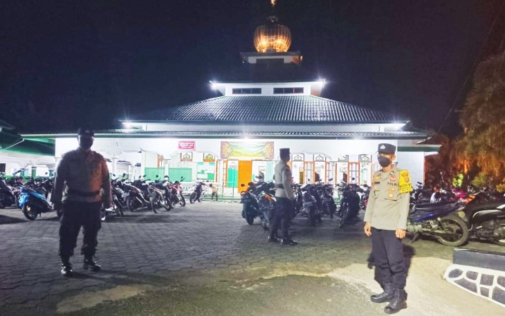 Polres Bintan saat Lakukan Pengamanan saat Sholat Taraweh 