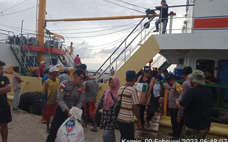 Polsek Enggano saat Laksanakan Pengamanan Rutin Kedatangan KM Sabuk Nusantara