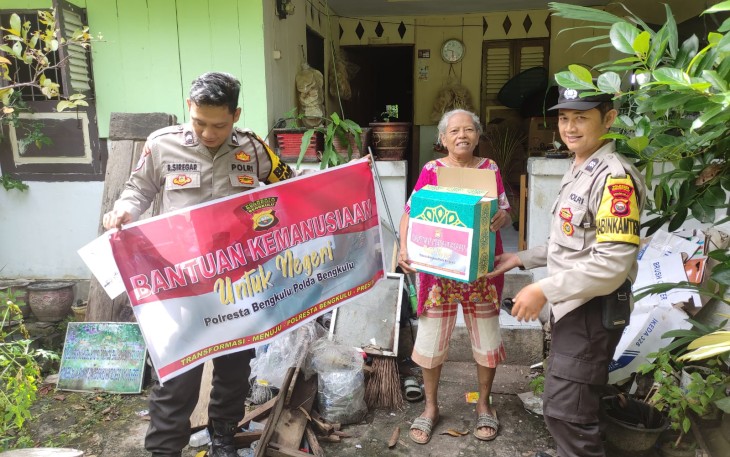 Bhabinkamtibmas Polsek Teluk Segara Salurkan Bantuan ke Warga Sumur Meleleh