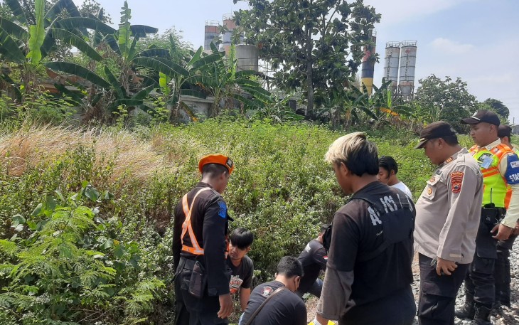 Polisi melakukan olah TKP terkait tewasnya Ngatinem (58) usai tertabrak kereta api Argo Wilis di kawasan Stasiun Palur, Jaten, Karanganyar, Sabtu  (15/7/2023) siang
