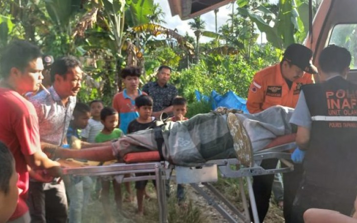 Personel Polsek Batangtoru dan Inafis Sat Reskrim Polres Tapsel melaksanakan Cek TKP Korban dibawa ke Rumah Sakit Bhayangkara TK IV Polda Sumut dengan menggunakan Mobil Ambulance Puskesmas Kecamata Angkola Barat untuk dilakukan pemeriksaan medis.
