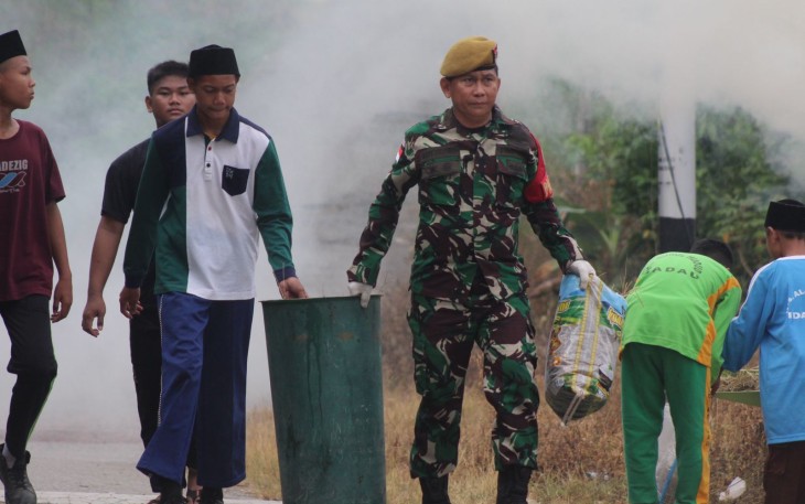  Satgas Pamtas Yonarmed 19/105 Trk Bogani Laksanakan Karya Bakti Bersihkan Tempat Ibadah