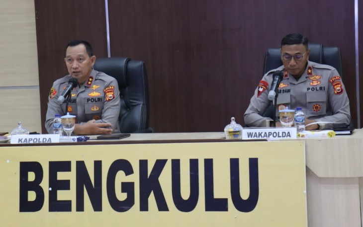 Kapolda Bengkulu Irjen Pol Drs. Armed Wijaya M.S.i bersama Wakapolda Bengkulu Brigjen Pol Drs. Umar Dani M.S.i saat menyampaikan arahan dan Tindak Lanjut Hasil dari Rapat Koordinasi Nasional ( RAKORNAS ) 