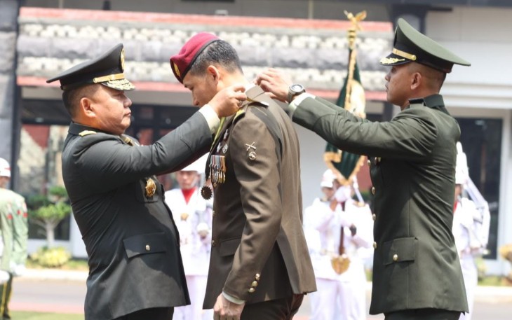 Jenderal TNI Dudung Abdurachman saat Anugerahkan Bintang Kartika Eka Paksi Utama kepada Kasad Singapura