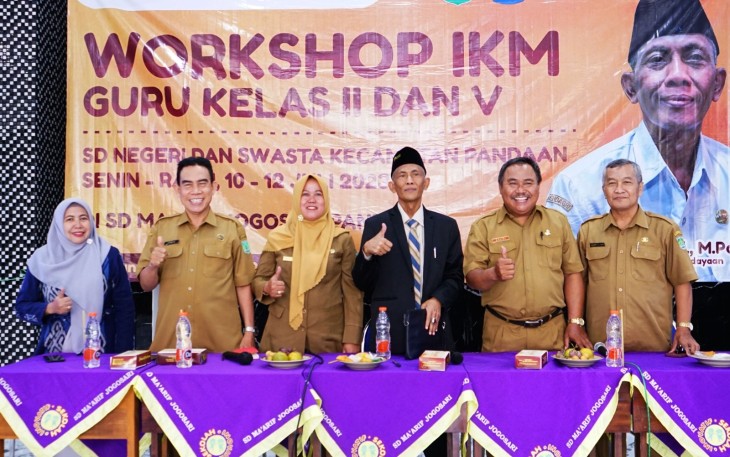 Kadisdikbud Kab. Pasuruan, H. Hasbullah. SPd, M.Pd (berjas hitam) di hadapan peserta workshop Implementasi Kurikulum Merdeka (IKM) bagi Guru SD Kelas II dan V Kec. Pandaan, Senin (10/7) 