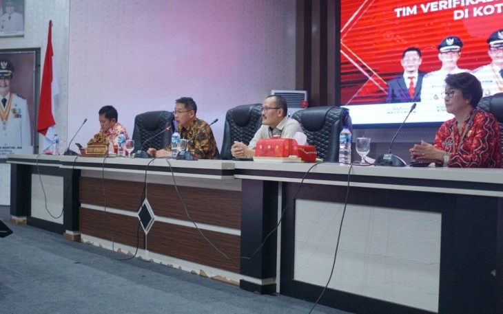Wakil walikota Bitung (kedua dari kiri)