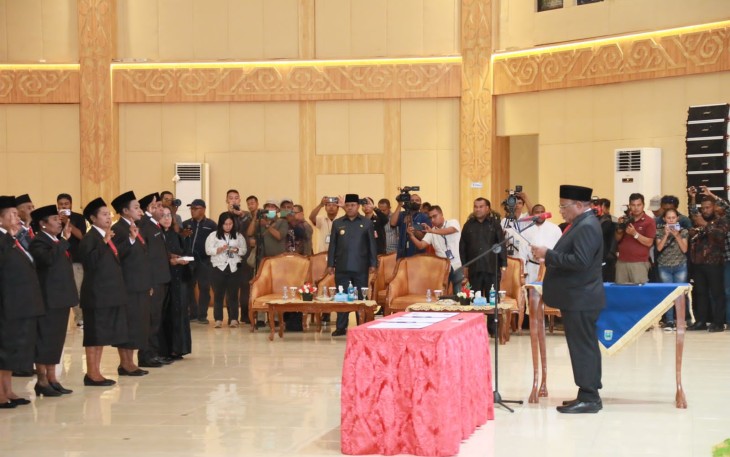 Wamendagri John Wempi Wetipo saat melantik 29 anggota MRP Papua Barat masa jabatan 2023-2028 di Gedung Auditorium Tim Penggerak Pemberdayaan dan Kesejahteraan Keluarga (TP PKK) Manokwari, Papua Barat, Kamis (9/11/2023).