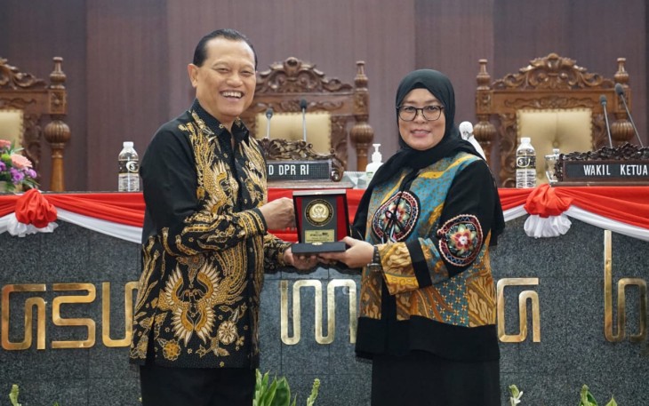 Kedatangan Ketua MKD DPR RI Adang Daradjatun bersama rombongannya disambut oleh jajaran BK DPRD Jatim di ruang paripurna DPRD Jatim, Selasa 20 Juni 2023. 
