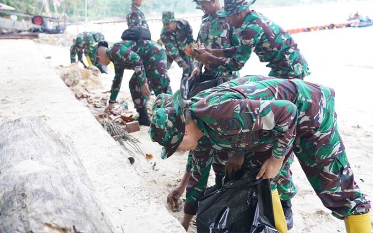 Kodam XVIII/Kasuari Peduli Lingkungan Hidup Dengan Membersihkan Pantai Pasir Putih
