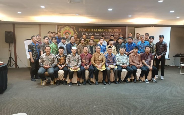 Pengurus DPD LDII Kota Makassar masa bakti 2023-2028 mengikuti pembekalan di Hotel All Nite and Day, Jalan Lanto Daeng Pasewang, Kota Makassar, Sulawesi Selatan, Sabtu (25/2/2023). Disaat pembekalan, dilaksanakan pembacaan dan pembagian surat keputusan (SK) pengurus LDII Kota Makassar masa bakti 2023-2028.