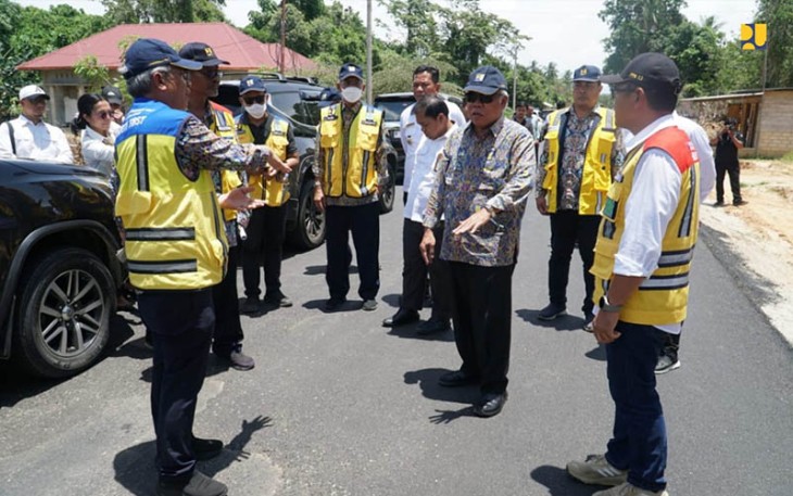 Menteri PUPR Basuki Hadimuljono saat Tinjau Peningkatan Jalan Nasional Pomalaa-Wolulu, , Rabu (8/3/2023).