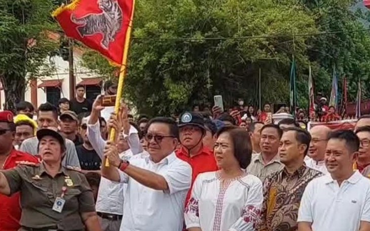 Wali Kota Bitung Maurits Mantiri saat melepas upacara Goan Siao