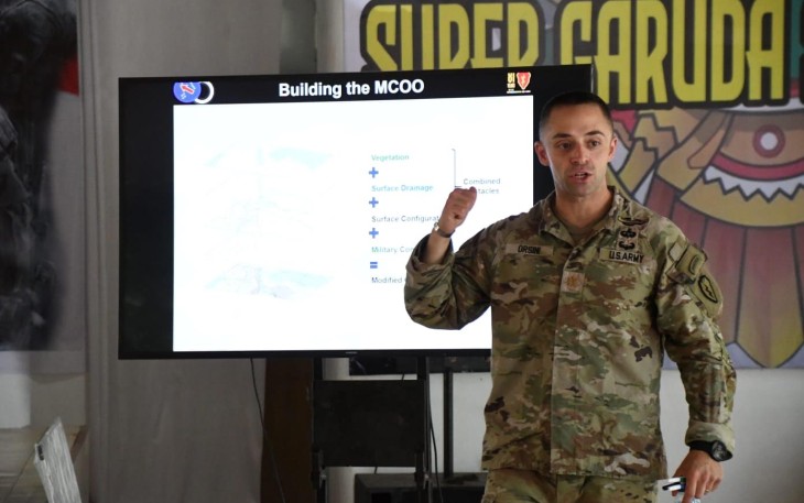 Major Ryan Orsini (Division 25ID Hawaii) saat menyampaikan penjelasan mengenai MDMP di Puslatpur 5 Marinir Asembagus Jawa Timur, Selasa (29/8/2023). 