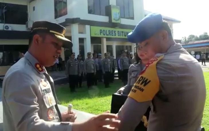 Kapolres Bitung AKBP Tommy Bambang Souissa, SIK saat menyematkan simbol Polisi RW kepada salah satu personil