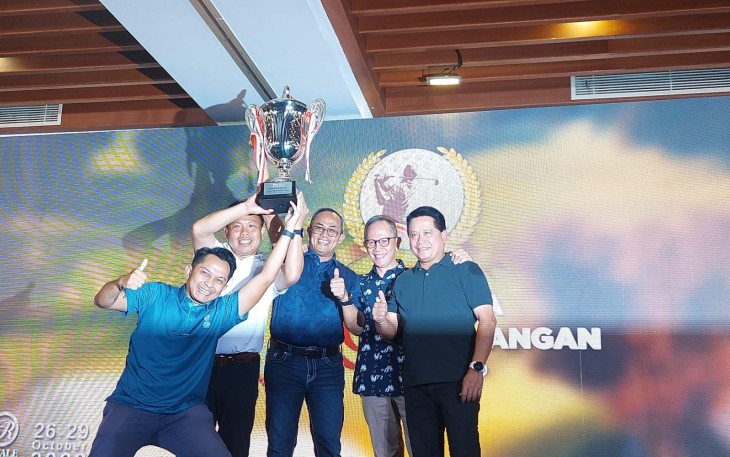 Ketua Dewan Komisioner OJK Mahendra Siregar (2 dari kanan) didampingi Ketua Steering Commitee JKC2023 Hery Gunardi yang juga Dirut BSI menyerahkan Piala Bergilir Jasa Keuangan Cup dalam program JKC 2023 yang dilaksanakan di Jakarta Royale Golf Club