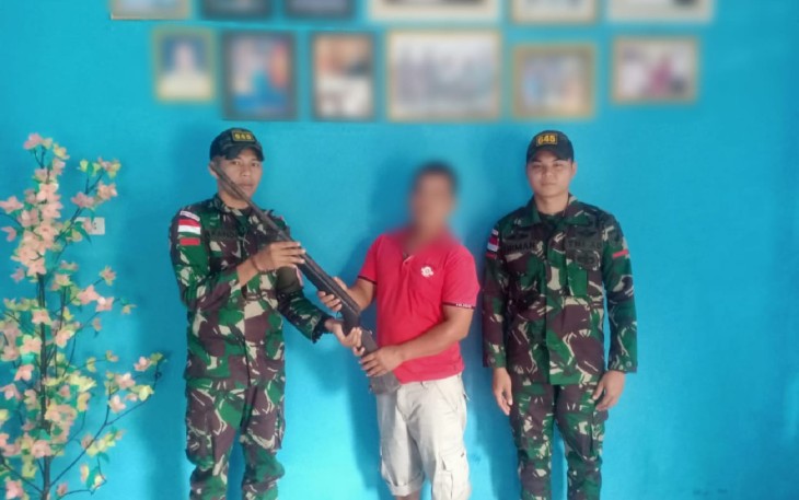 Satgas Pamtas Yonif 645/GTY saat Terima Penyerahan 79 Pucuk Senpi Illegal dari Warga Perbatasan