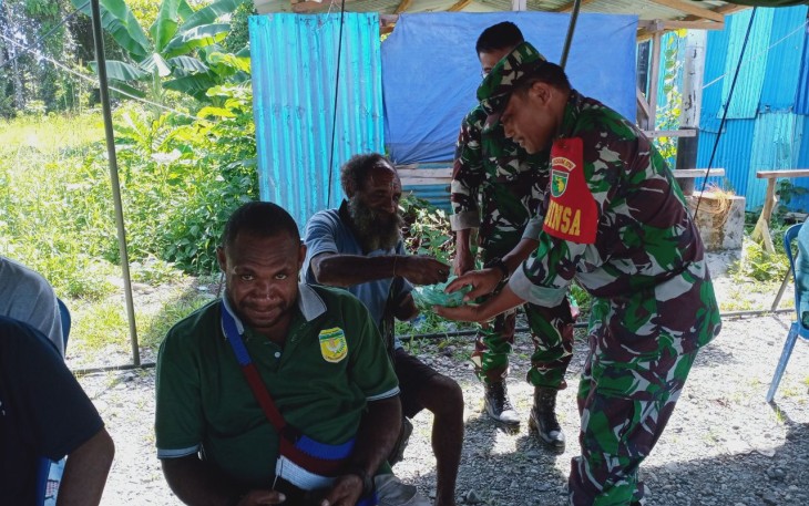 Babinsa Koramil 1710-02/Timika dipimpin Serma Butar Butar melaksanakan Komunikasi Sosial (Komsos) bersama masyarakat binaan di Kp. Ninabua, Distrik Mimika Baru, Kab. Mimika, dengan tujuan menciptakan kedekatan serta mempererat tali silaturahmi bersama warga binaan, Sabtu (16/12/2023)