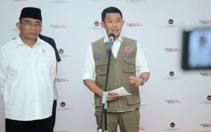 Kepala Badan Nasional Penanggulangan Bencana (BNPB) Letjen TNI Suharyanto dan Menko PMK Muhadjir Effendy, seusai rapat membahas Penanganan Dampak Bencana Tanah Longsor dan Bencana Kelaparan di Kabupaten Yahukimo, Provinsi Papua Pegunungan, bertempat di Kantor Kemenko PMK, Jakarta pada Rabu (25/10). 
