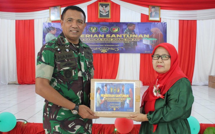 Dandim 1310/Bitung saat memberikan santunan kepada perwakilan Warakawuri