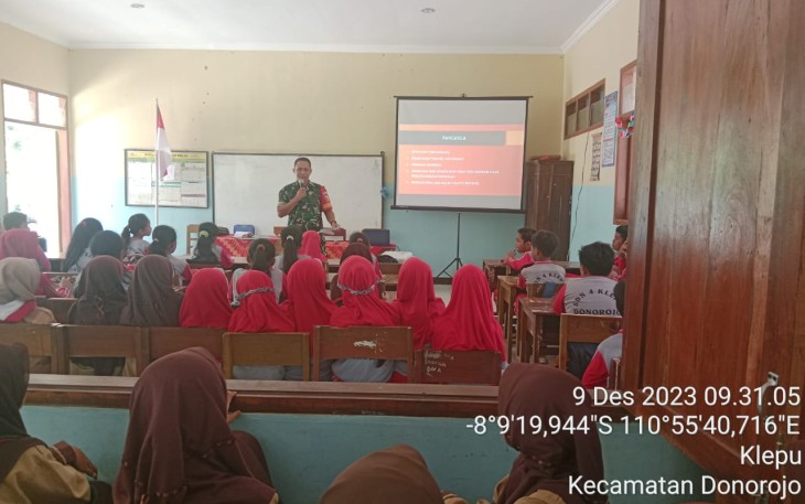 Babinsa Koramil 0801/11 Donorojo Kodim 0801/Pacitan memberikan pembekalan wawasan tentang ideologi Pancasila kepada siswa siswi di SDN 4 Klepu, Kec. Donorojo, Kab. Pacitan, Sabtu (09/12/2023)