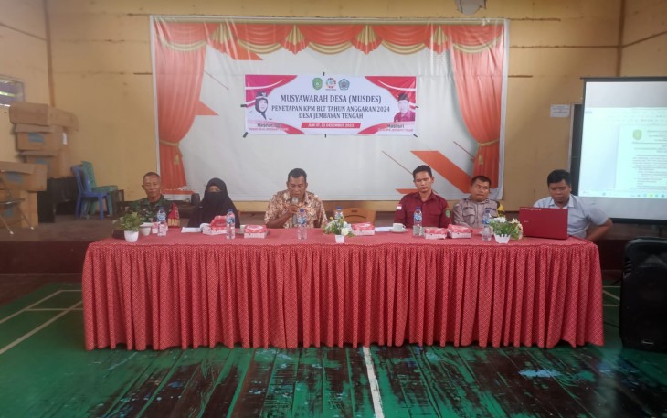 Sertu Kasrianto babinsa Koramil 0906-02/Loa Kulu Kodim 0906/Kutai Kartanegara menghadiri kegiatan musyawarah desa (MUSDES) yang ada di wilayah binaan dalam rangka penetapan keluarga penerima manfaat bantuan langsung tunai (KPM BLT) anggaran tahun 2024 yang bertempat di gedung Bpu Desa Jembayan Tengah Kecamatan Loa Kulu, Sabtu (23/12/2023)