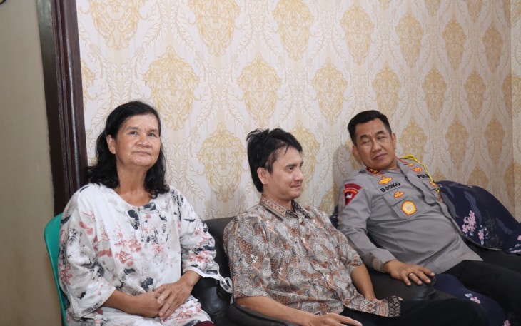 Kapolda Kalteng Jenguk Personel Polres Kobar yang Sakit