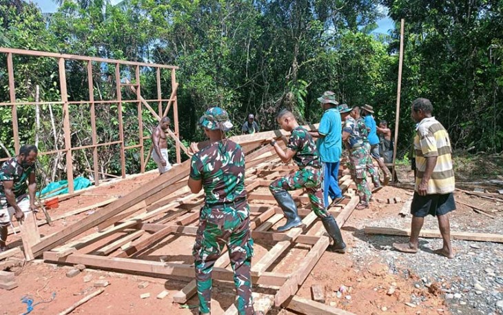 Anggota Satgas Pamtas Statis RI-PNG Yonif 111/KB Siapkan Tempat Tinggal yang Layak Untuk Kepala Kampung