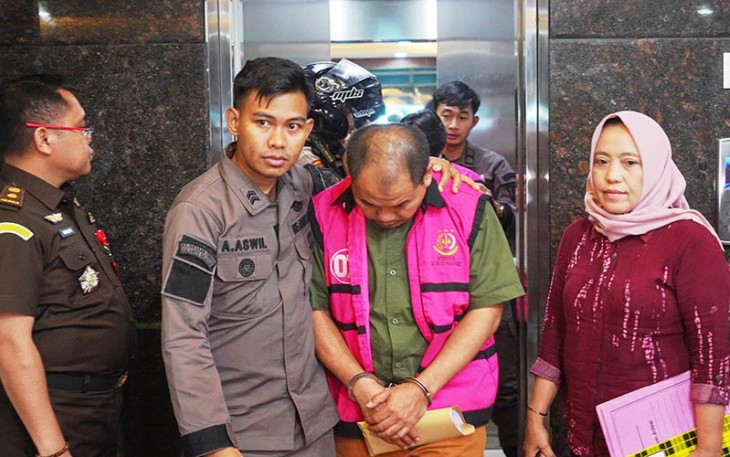 Salah satu tersangka saat digelandang ke tahanan