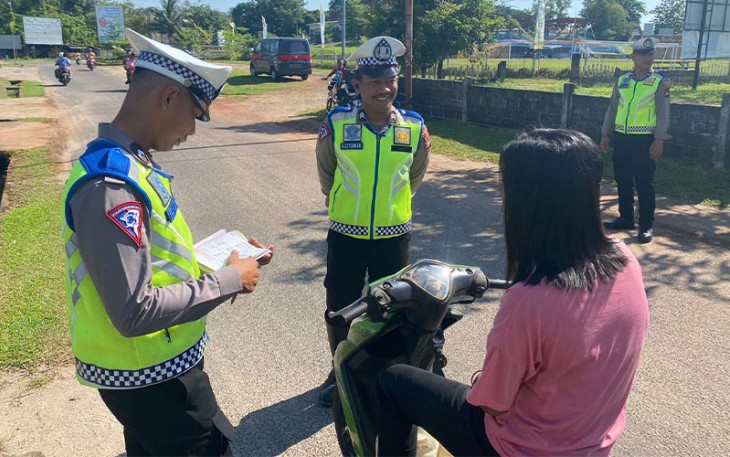  Satlantas Polres Lingga saat Berikan Teguran Simpatik Kepada Pelanggar Lalu Lintas
