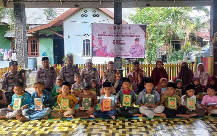 TPA Ayeum Mata saat Terima Bantuan Polri Peduli Budaya Literasi Polsek Pantee Bidari, Polres Aceh Timur