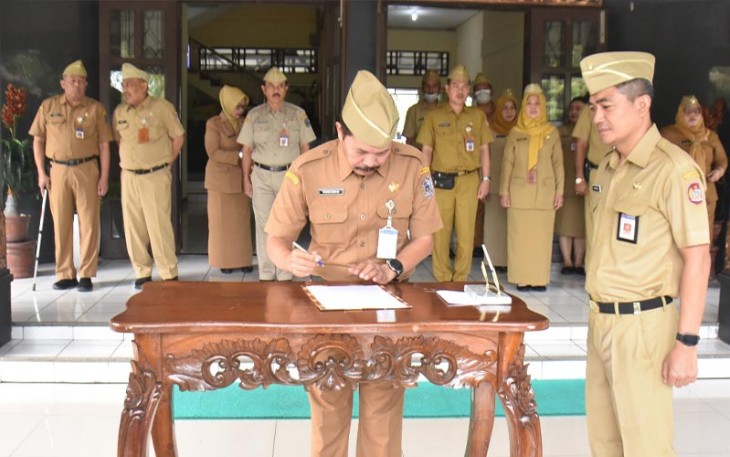 Penandatanganan pakta netralitas ASN dalam Pilkada dan Pemilu 2024  disaksikan oleh Sekretaris Daerah Kabupaten Karanganyar, Timotius Suryadi, di halaman kantor Setda setempat, Senin (6/2/2023).