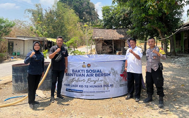  Sie Humas Polres Karanganyar menyalurkan bantuan air bersih kepada masyarakat terdampak kekeringan, di Dukuh Sangiran, Desa Krendowahono, Gondangrejo, Karanganyar, Rabu (4/10/2023) siang.