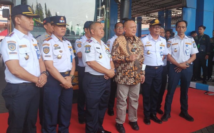 Ketua Komisi D DPRD Jawa Timur dr Agung Mulyono saat peresmian Bus Trans Jatim koridor II di terminal Kertajaya, Mojokerto pada Minggu (20/8/2023).