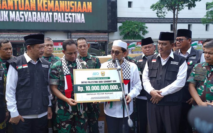 Kasad Jenderal TNI Agus Subiyanto, S.E., M.Si. saat menyerahkan bantuan untuk Palestina ke ketua BAZNAS RI Prof. KH. Noor Achmad, di Markas Besar Angkatan Darat (Mabesad), Jakarta, Rabu (8/11/2023).