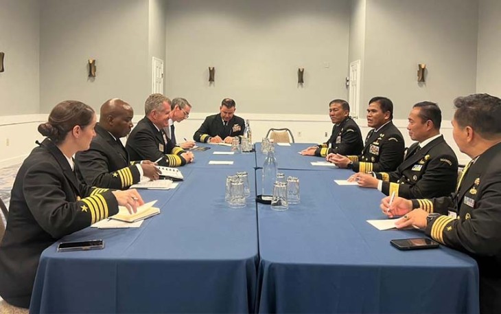 Kasal dalm pertemuan bilateral dengan Counterpart Angkatan Laut dari Amerika Serikat, di ruang bilateral meeting, Newport Harbor Island Resort, Rhode Island, Amerika Serikat, Selasa (19/09). 