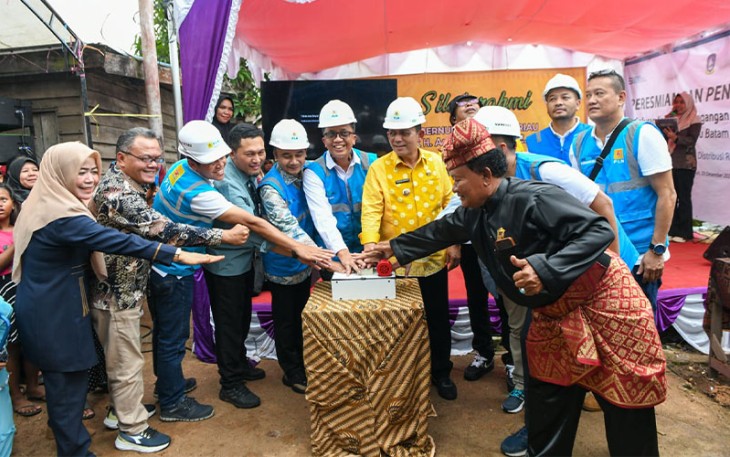 Gubernur Kepulauan Riu H. Ansar Ahmad saat meresmikan Pengoperasian Saluran Kabel Laut Tegangan Menengah 20 kV (kiloVolt) di Pulau Buluh, Kota Batam, Sabtu (23/12).