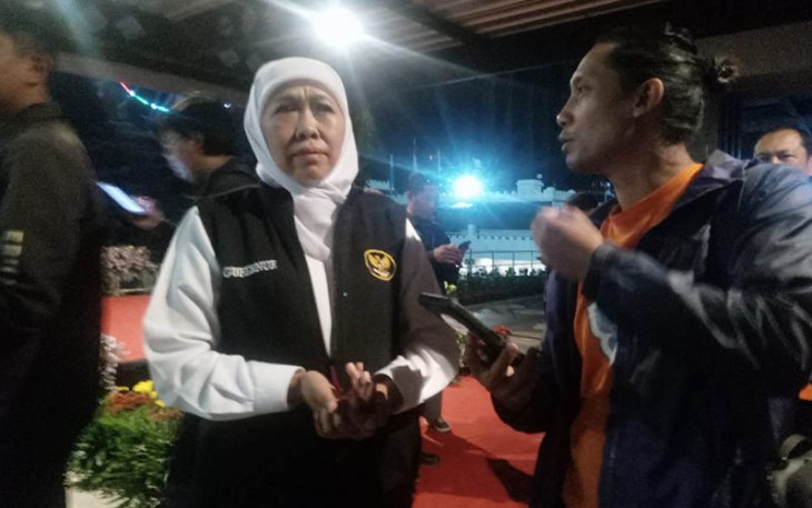 Gubernur Jawa Timur Dra. Hj. Khofifah Indar Parawansa, M.Si saat diwawancarai awak media.